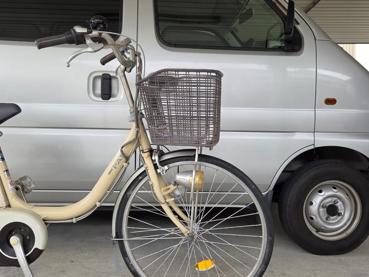 作業台で自転車のチューブを点検している手元